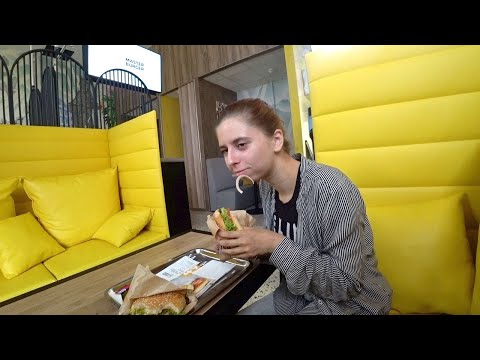 Видео: ЛИЗА НАКОРМИЛА МЕНЯ ОСТРЫМ БУРГЕРОМ 🍔  ПРОБУЕМ ОСТРУЮ ЕДУ / Сестра свинка