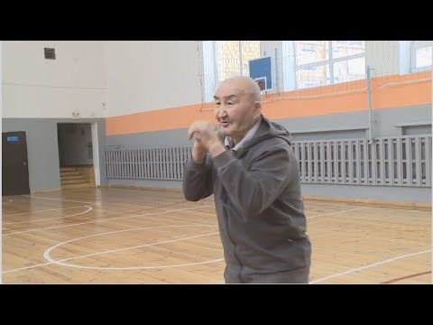 Видео: 77-летний тренер учит детей боксу в Шахане