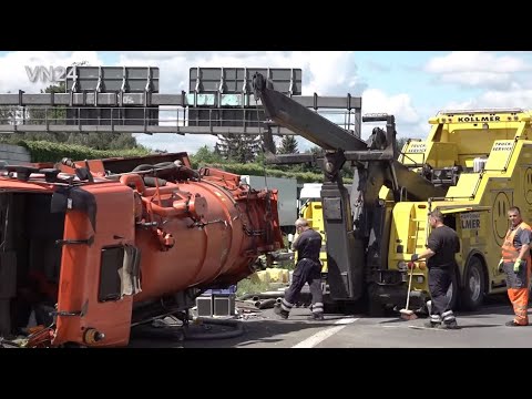 Видео: 25-05-2022 - VN24 - Всасывающая цистерна перевернулась в результате аварии на автостраде А2