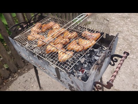 Видео: Готуємо курячі крильця і стегенця на мангалі  //   МАРИНАД  ДЛЯ КУРКИ .