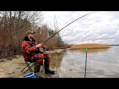 Видео: НАШЁЛ РЫБНУЮ БРОВКУ! Первая весенняя рыбалка на плотву2025