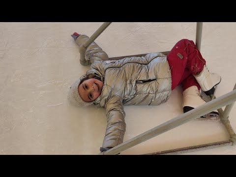 Видео: На коньках на крытом катке. Учимся кататься, второй раз на коньках.