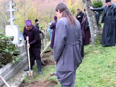 Видео: Обретение мощей преподобного Иова Угольскаго. 2008 г.