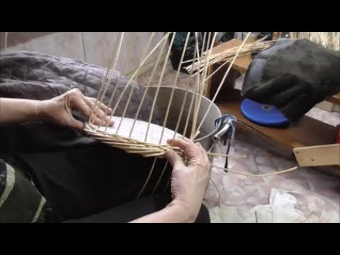 Видео: Плетение изделий из ивового прута. Как обплести фанерное (деревянное) донышко. Часть 2
