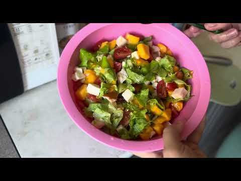 Видео: Готовим простой салат с манго и курицей