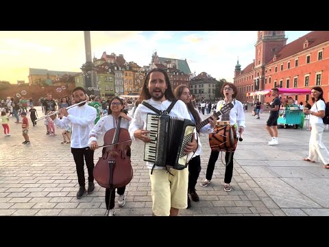 Видео: Ай вечір вечоріє - русинська пісня лунає у центрі Варшави - виконує колумбійський гурт Лос Янковерс