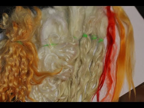 Видео: Подготовка шерсти козы к перепрошивке куклы.