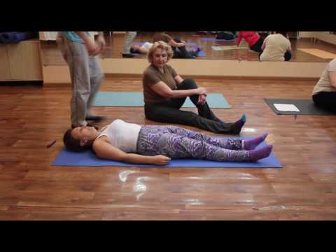 Видео: Детские рефлексы у взрослых. Упражнения для истощения "примитивных рефлексов"