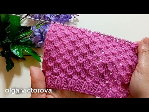 Видео: ТАК ЛЕГКО, А КАК КРАСИВО! РЕЛЬЕФНЫЙ УЗОР СПИЦАМИ 1027 Вязание Узоры спицами KNITTING PATTERN