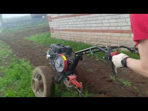 Видео: Перепашка сидератов, вспашка огорода мотоблоком Ока