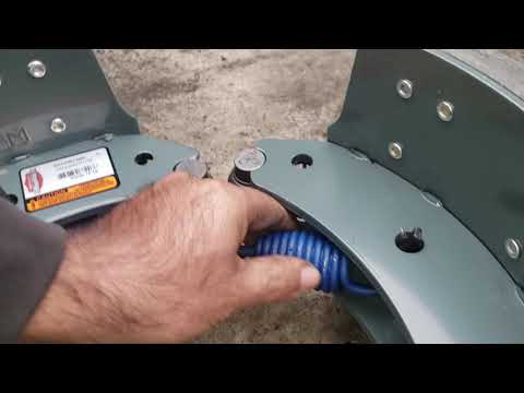 Видео: Как заменить тормоза на полуприцепе Frightliner Cascadia, Kenworth, Volvo