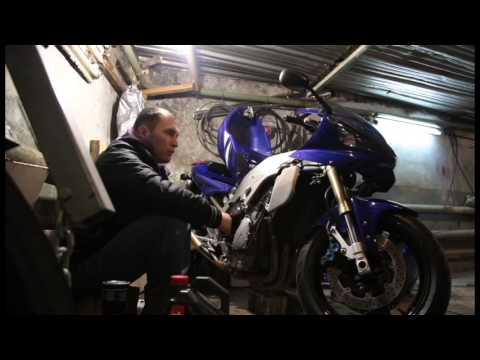 Видео: Yamaha yzf-r1 2001 как первый мотоцикл + замена масла и откровения новичка первосезонника