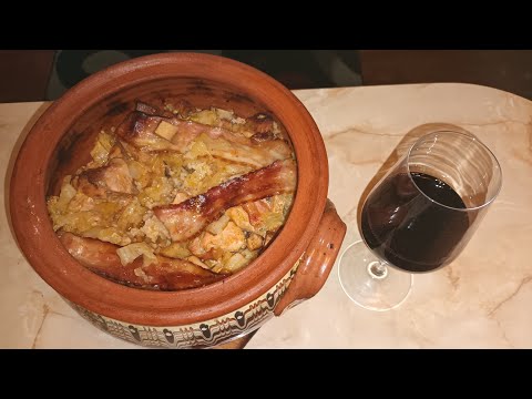 Видео: Нежная свинина с квашеной капустой и рисом, запеченная в глиняном горшочке