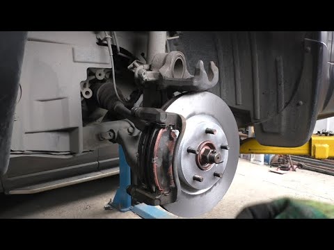 Видео: Замена передних тормозных дисков и колодок на Nissan Qashqai 2,0 4WD Ниссан Кашкай 2008 года