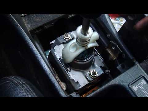 Видео: Замена кулисы 5 ст. МКПП  Audi 100 (45)