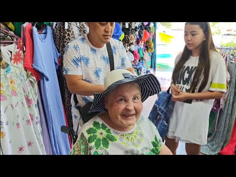 Видео: САНЯ КУПИЛ МАМЕ БЛУЗОЧКУ/ ДЕВУШКА РАСПЛАКАЛАСЬ @ShindrMindr_Official