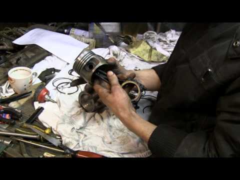 Видео: Golf 2 ремонт ДВС видео 6, чистим поршни, очень важно!