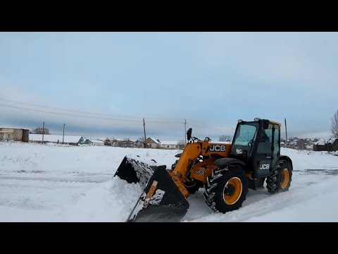 Видео: Чистка снега на телескопическом погрузчике. Будни тракториста. Деревенская жизнь.JCB 526. Зима 2021