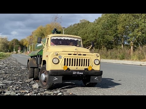 Видео: Трудяга Газ 53 встретился на дороге, Gaz rc 1:12 , scale truck