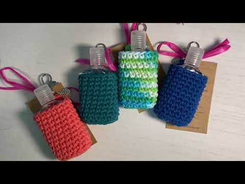 Видео: Как связать крючком брелок в виде дезинфицирующего средства для рук