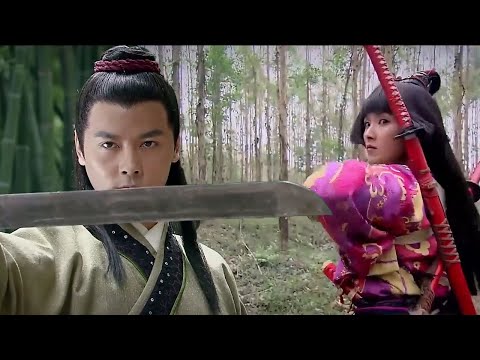 Видео: Он легко отсек четыре драгоценных меча японской женщины-мастера и поймал ее живой.