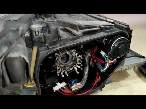 Видео: Замена ксеноновых лампочек на Audi Q7 4L.  Снятие фар Audi Q7 4L. Результат поразил. Светит супер.