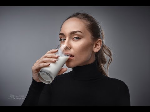 Видео: Свежий глоток или женский портрет в студии, ставим свет, льем молоко и поём песни.