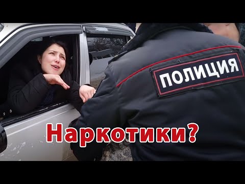 Видео: Пьяная девушка угнала машину и врезалась в сугроб. Неадекватные люди под солями