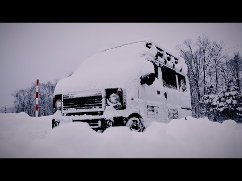 Видео: Одинокая вечеринка по случаю дня рождения у озера в метель