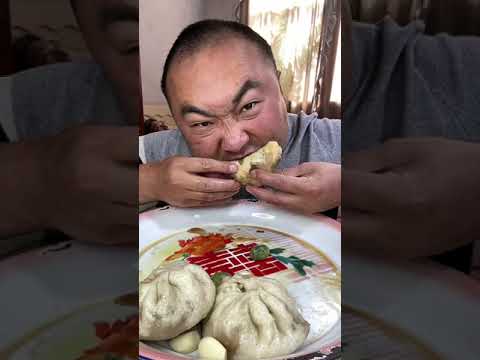 Видео: На самом деле, еда этого парня показалась мне слишком ужасным испытанием.  1