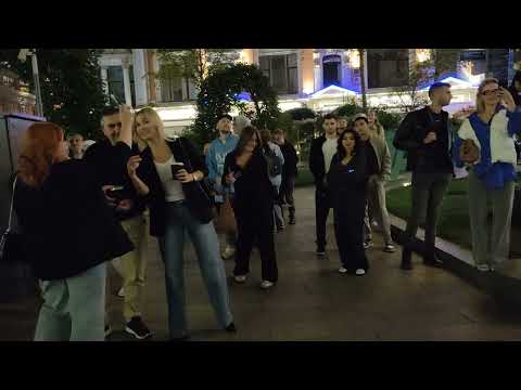 Видео: Король и Шут - Лесник - Уже культовую песню 1993 года спела на улице Петровка в #Москве Илья Летов