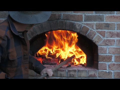 Видео: пицца, приготовленная на дровах в домике