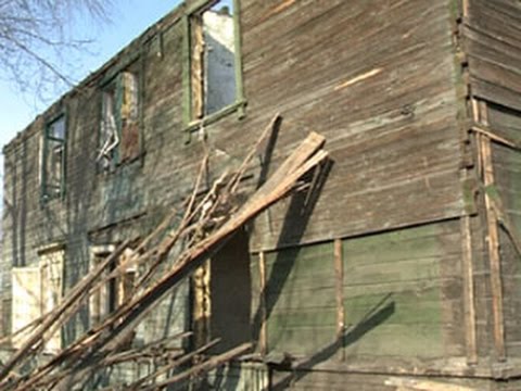 Видео: В Омске аварийный дом снесли вместе с жильцами