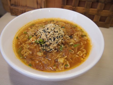 Видео: 50 оттенков рамёна: выпуск 24 Кимчи рамён (김치 라면) рамён с кимчи- похмельное спасение!