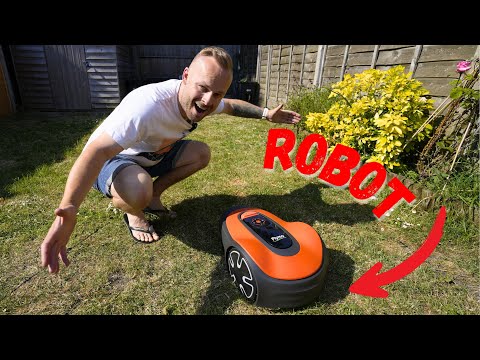 Видео: Освоение искусства лени: мы купили робот-газонокосилку! FLYMO EASILIFE GO | Видеоблог |