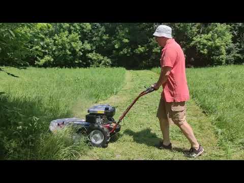 Видео: Сенокосилка роторная HECHT 5060. Демонстрация работы на участке покупателя.