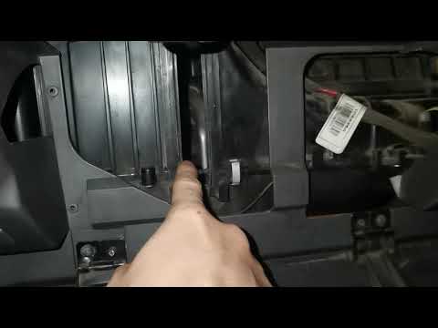 Видео: Kia spectra 2007 rs 1.6, замена салонного фильтра, нюансы снятия вентилятора печки.