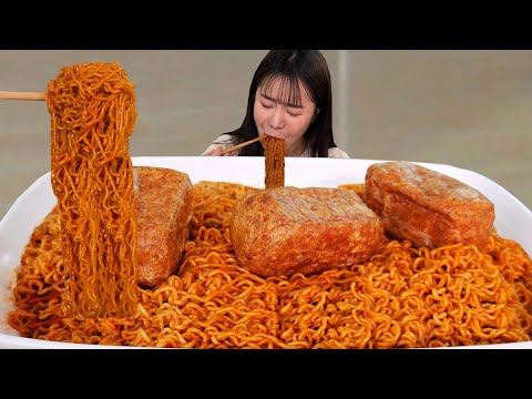 Видео: Огромная лапша с ядерным огнем 🔥 и шоу поедания спама ㅣramen MUKBANG