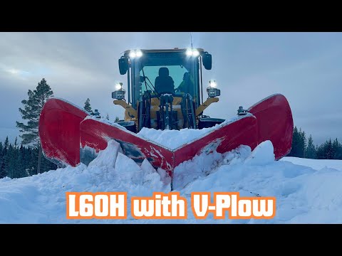 Видео: Volvo L60H расчищает невспаханную дорогу V-образным плугом | Много снега