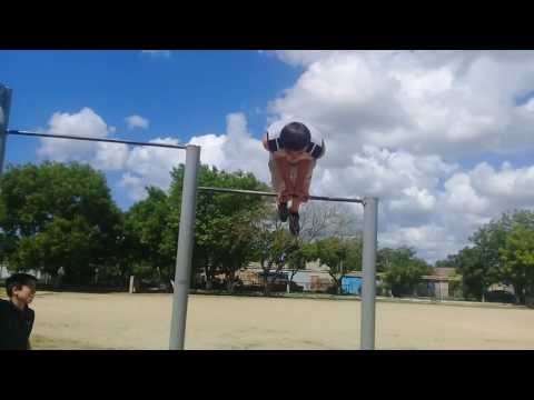 Видео: 31 Легкий и сложный элемент на турнике