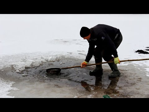 Видео: Мытье МОТЫЛЯ. Моем МОТЫЛЬ зимой САМОДЕЛЬНОЙ МОТЫЛЬНИЦЕЙ подо льдом!