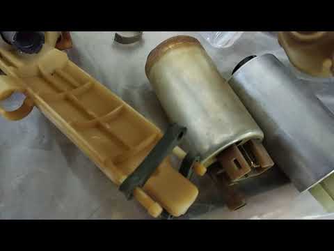 Видео: Seat Toledo замена погружного бензонасоса.