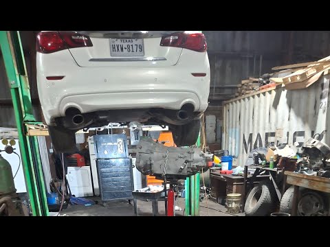 Видео: Infinity Q70 3.7 2015 года, заливка и проверка трансмиссионной жидкости.