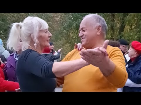 Видео: 20.10.24г. ДВЕ ЧАШКИ КОФЕ НА СТОЛЕ,  Звучит на танцплощадке в Гомельском парке