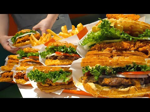 Видео: Как приготовить потрясающие куриные бургеры с вафлями - Корейская уличная еда