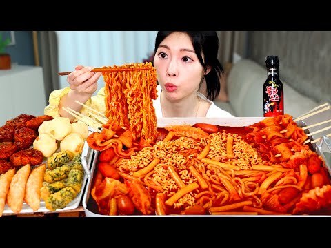 Видео: АСМР МУКБАНГ| Огненно-острый Токпокки с Рамюном. Медовое сочетание Курица, яичница, жареные пельмени