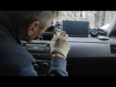 Видео: Toyota Corolla E150 Установка магнитолы Mekeda