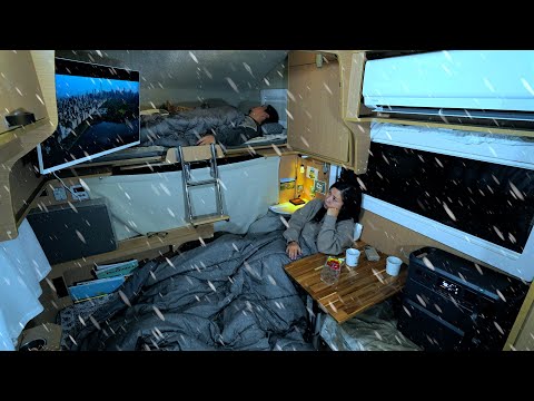 Видео: [Омнибус] Веселый снежный автокемпинг | Сильный снегопад и белая погода