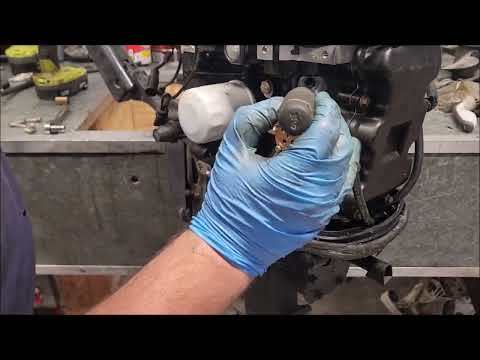 Видео: Ремонт моего последнего 4-тактного Evinrude мощностью 9,9 л.с.