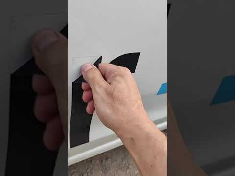 Видео: Самый быстрый способ удаления наклеек с автомобиля!